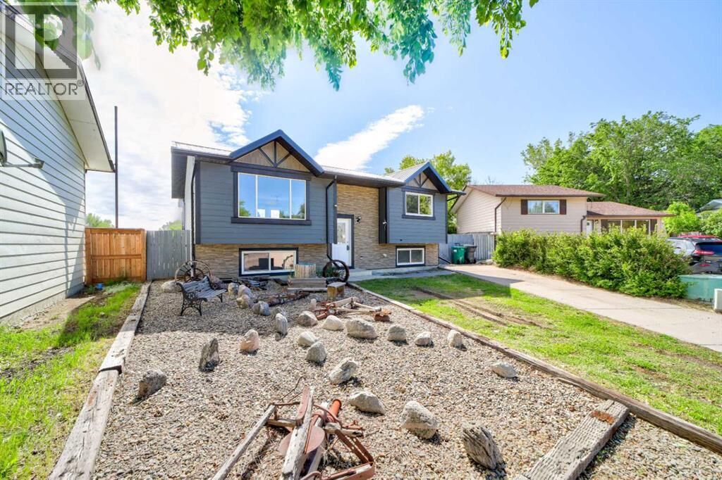 Property Photo:  162 Pensacola Court West  AB T1K 4R6 