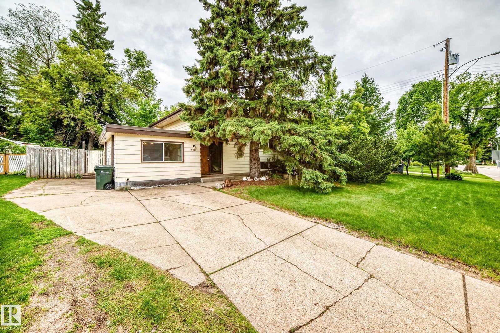 Property Photo: 128 Pine Street AB T8A 1G8