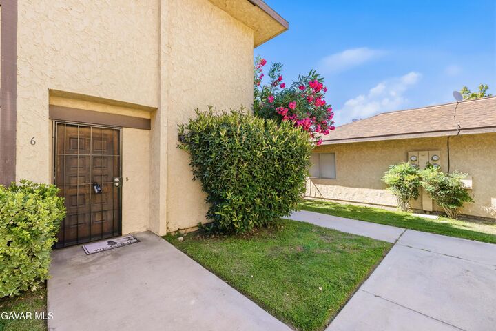 Property Photo:  42841 15th Street Unit 6  CA 93534 
