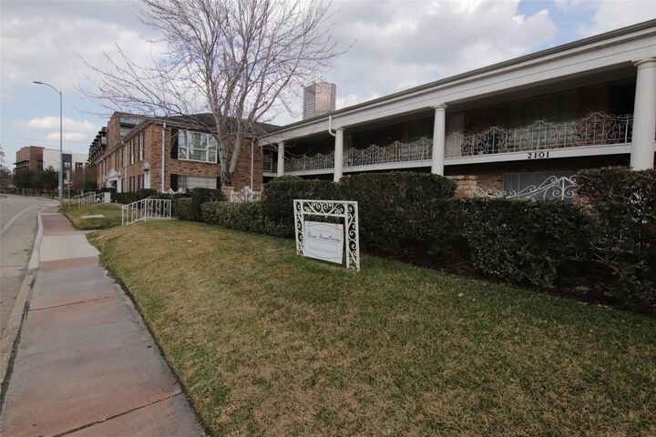 Property Photo:  2101 Fountain View Drive 35  TX 77057 
