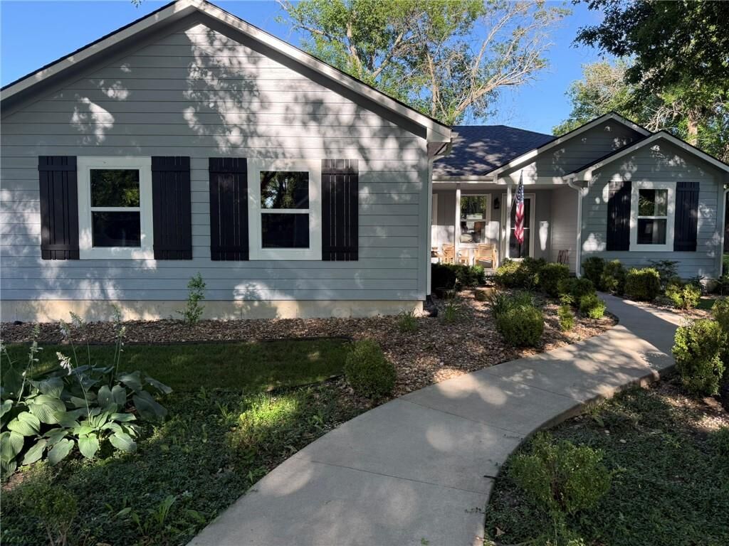 Property Photo:  301 S Elm Street  KS 66053 