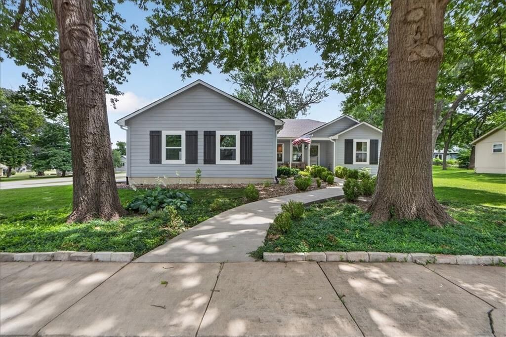 Property Photo: 301 S Elm Street KS 66053