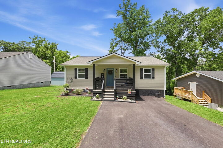 Property Photo:  412 W Hemlock St  TN 37766 
