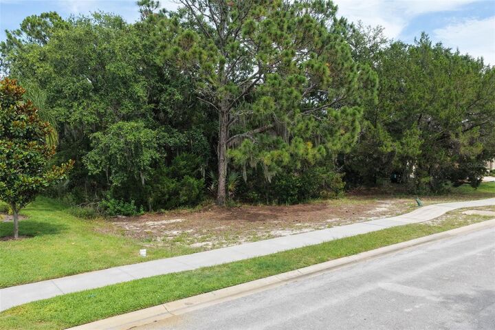 Property Photo: 18 N Lakewalk Drive FL 32137