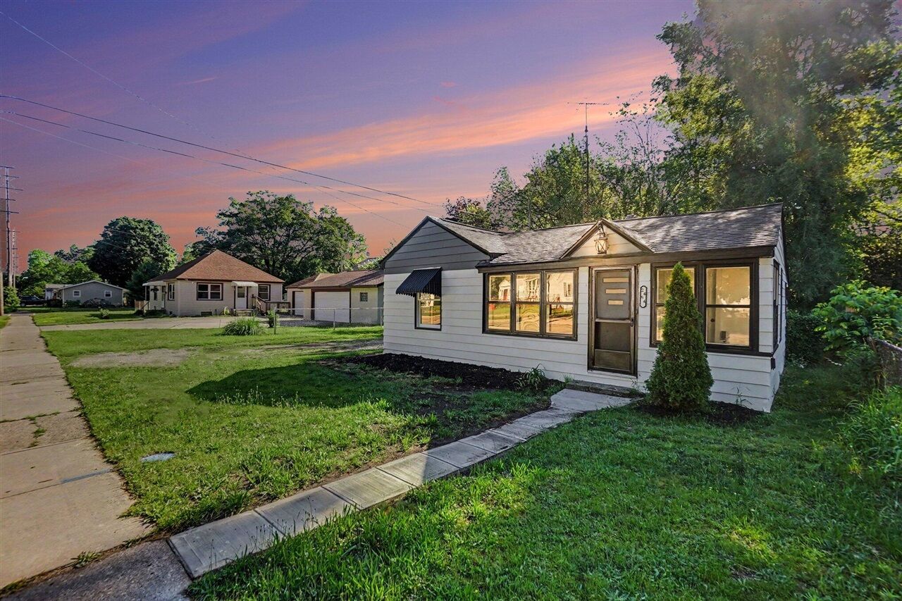 Property Photo:  2484 Lincoln Street  MI 49441-1254 