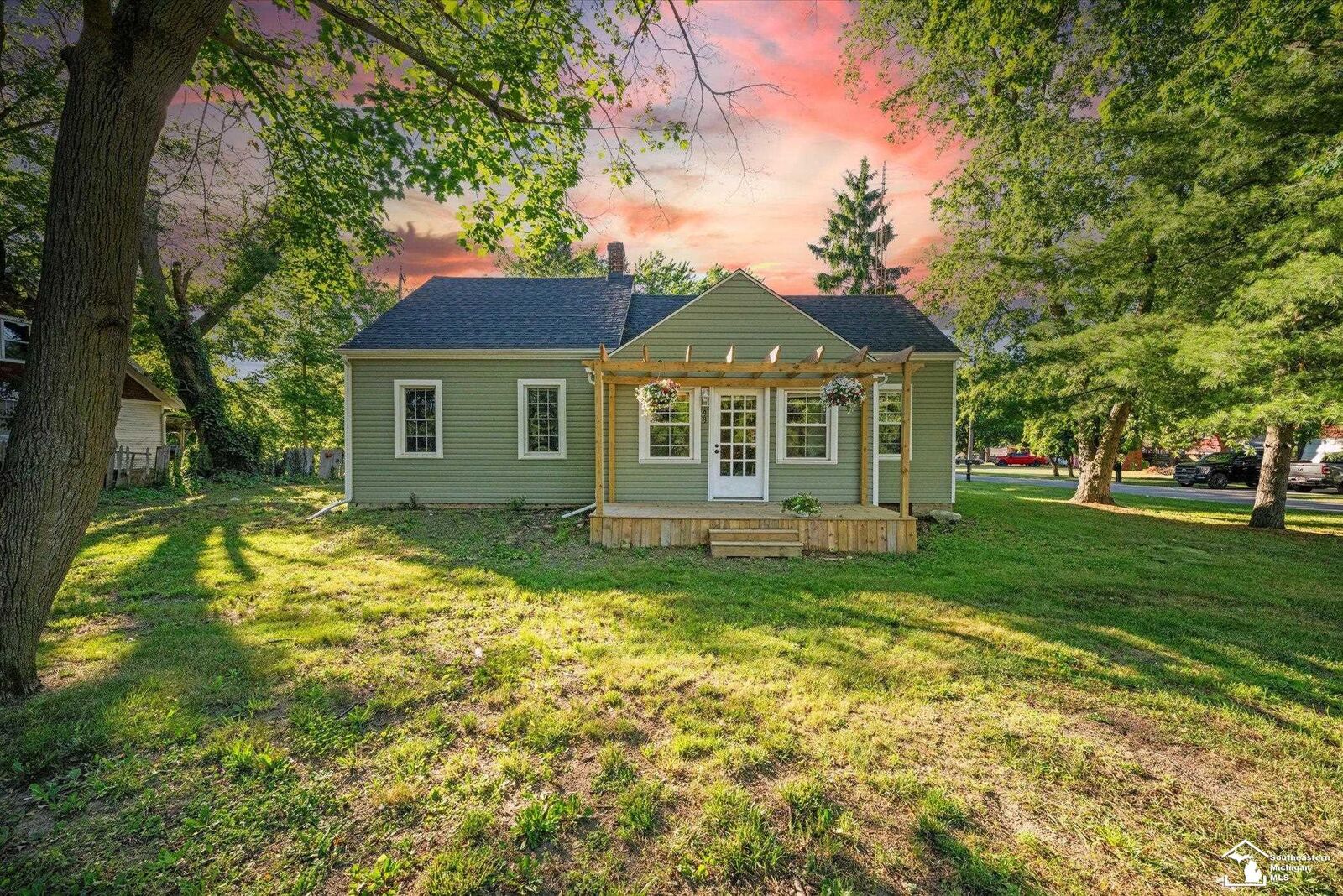 Property Photo:  93 N Division Street  MI 49270 