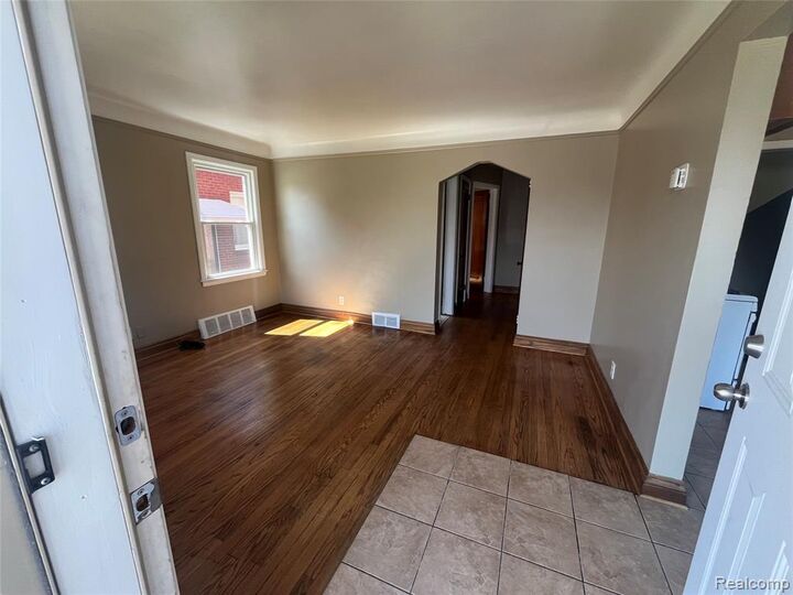 Property Photo: 1410 Mayflower Avenue MI 48146 3344