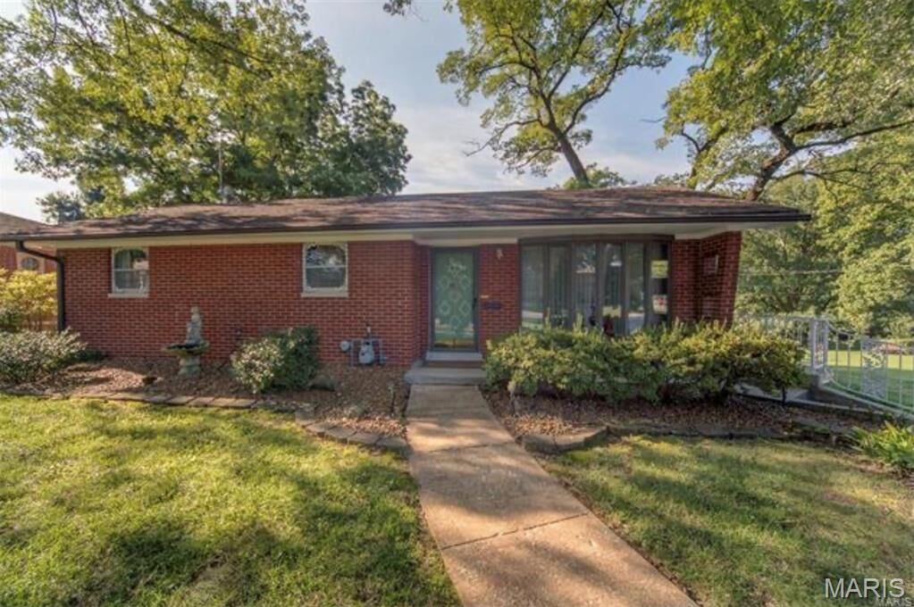 Property Photo: 18 Dorchester Drive IL 62223