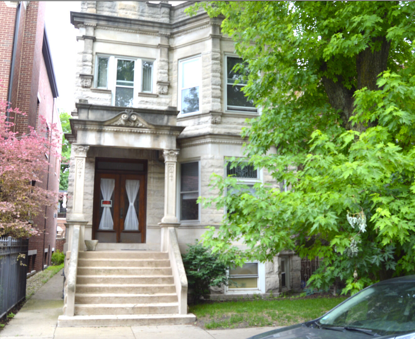 Property Photo: 3717 N Wayne Avenue 2 IL 60613