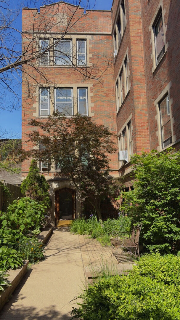 Property Photo: 5618 S Blackstone Avenue 2 IL 60637