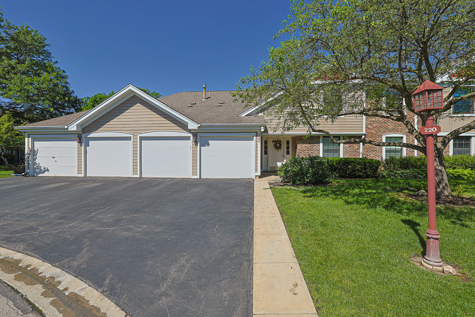 Property Photo: 220 Oak Knoll Court B2 IL 60193
