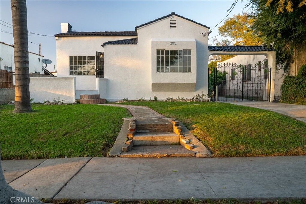 Property Photo:  205 W Hardy Street  CA 90301 