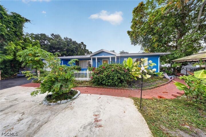 Property Photo:  208 Redcliff Avenue  FL 33936 