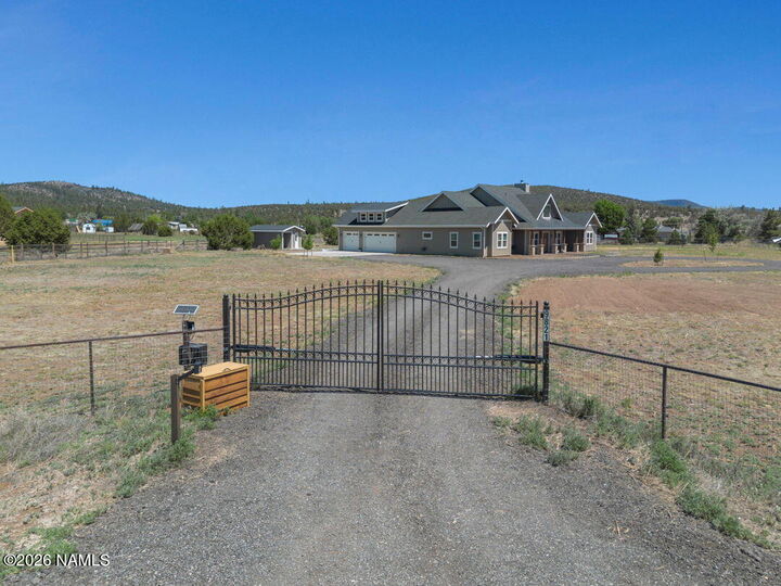 Property Photo:  9821 E Jordan Lane  AZ 86004 