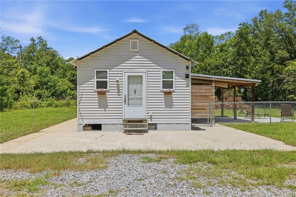 Property Photo: 18647 Weinberger Road LA 70454
