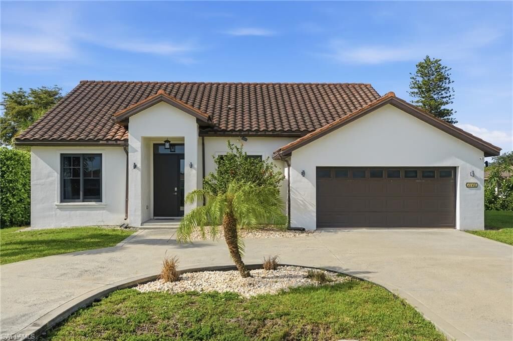 Property Photo:  1140 Jeronimo Dr  FL 34103 