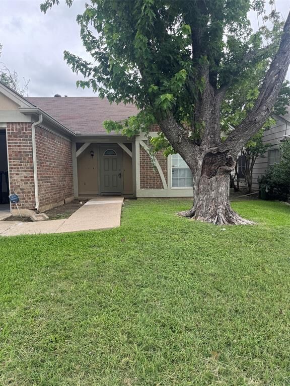 Property Photo: 1009 Danforth Court TX 76017