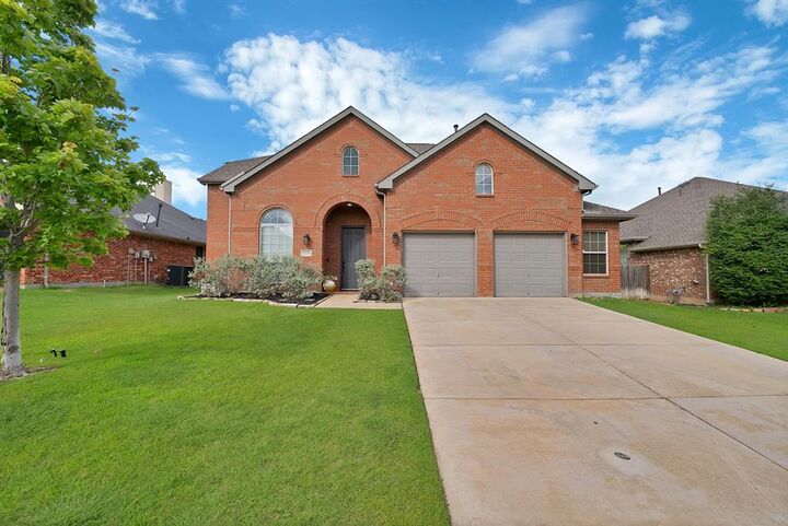 Property Photo:  2210 Hillary Trail  TX 76063 