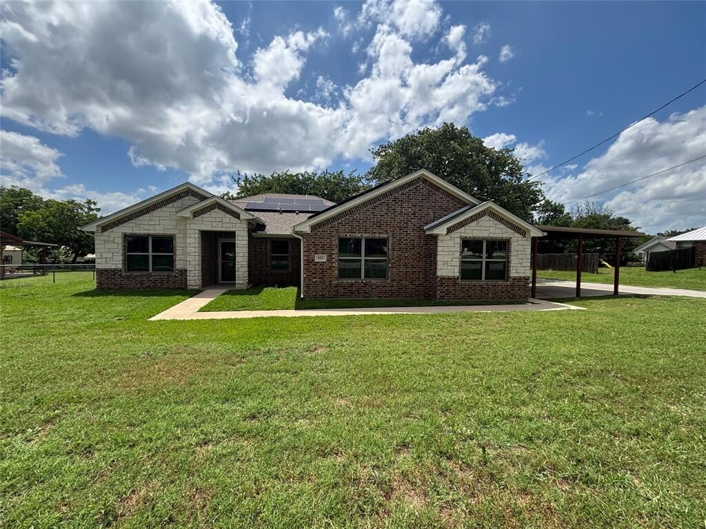 Property Photo: 621 N Avenue B TX 76082