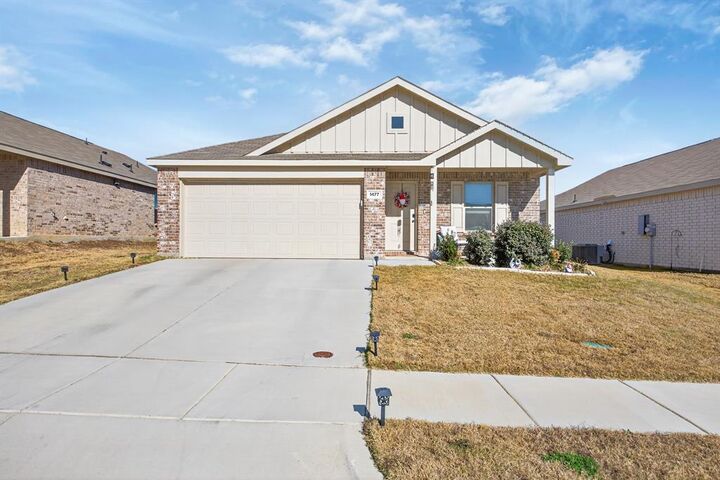 Property Photo: 1477 Yachtclub Drive TX 76020