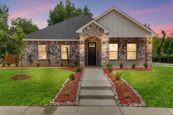 Property Photo: 315 E Alamo TX 75160