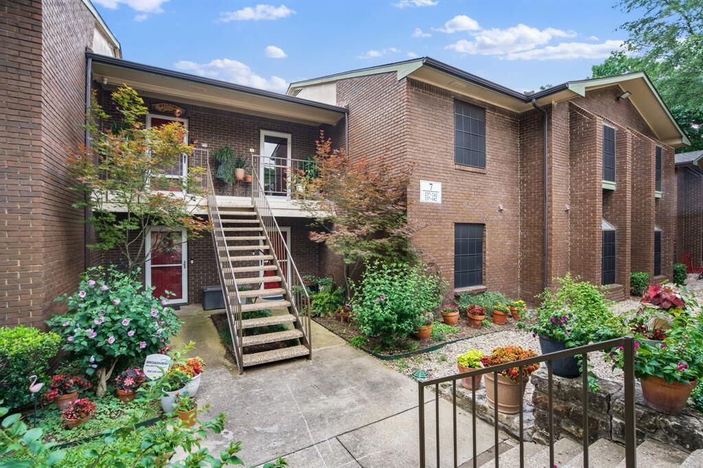 Property Photo: 2505 Wedglea Drive 140 TX 75211