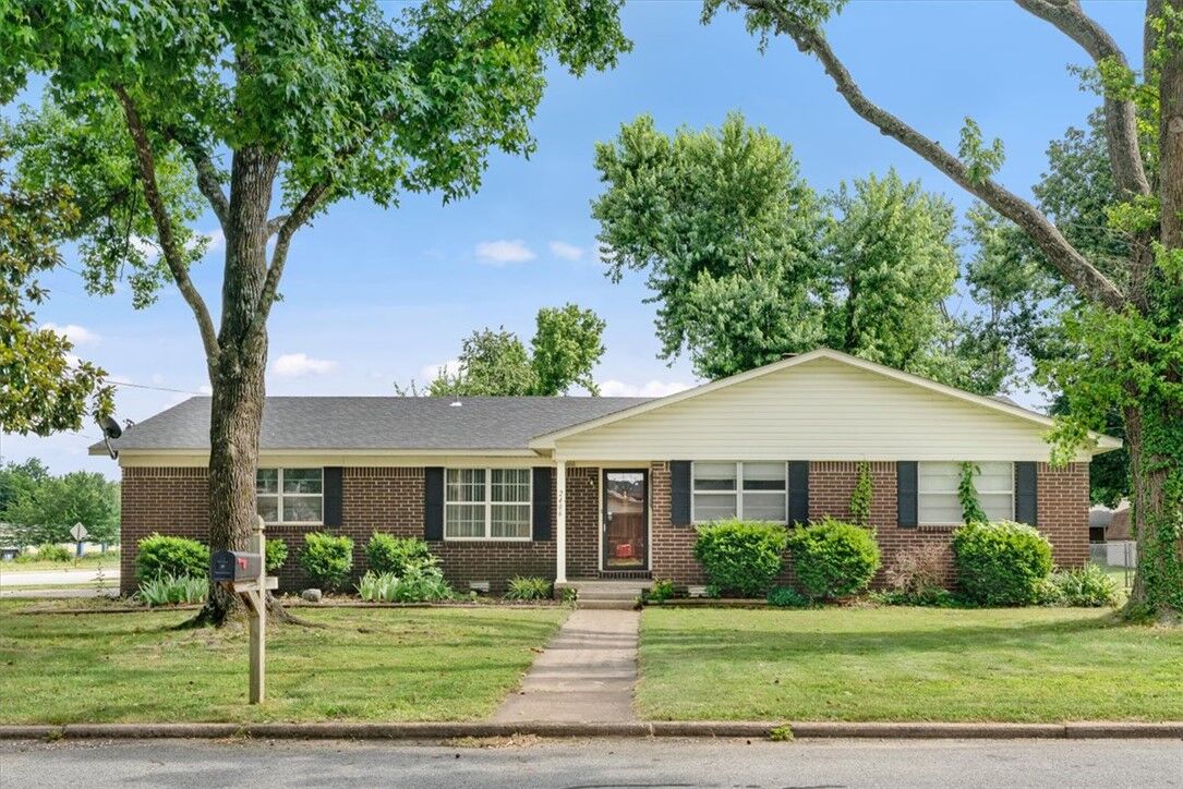 Property Photo:  2406 SE 15th Street  AR 72712 