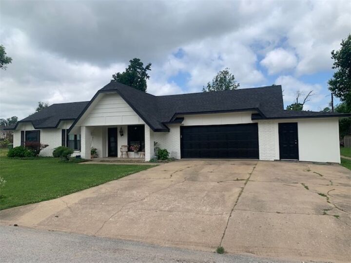 Property Photo:  1006 S 21st Street  AR 72758 