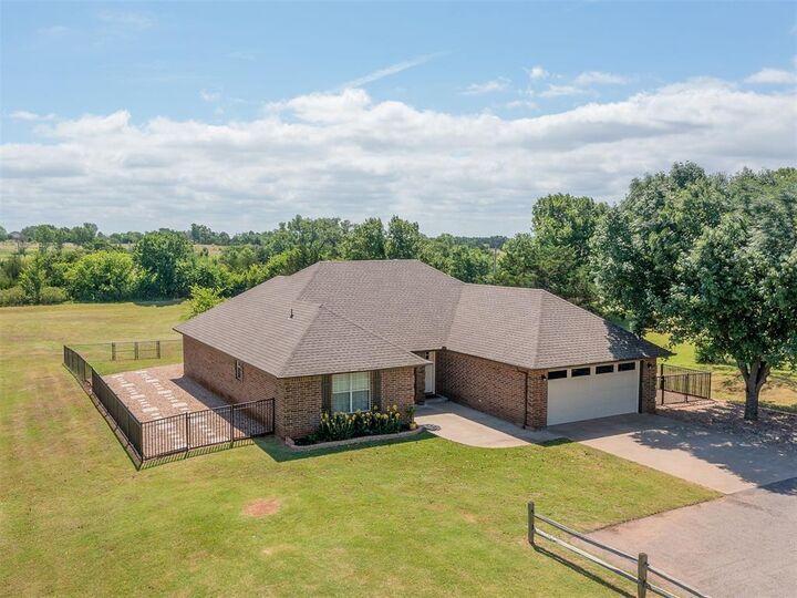 Property Photo: 2120 Flamingo Dr OK 73010