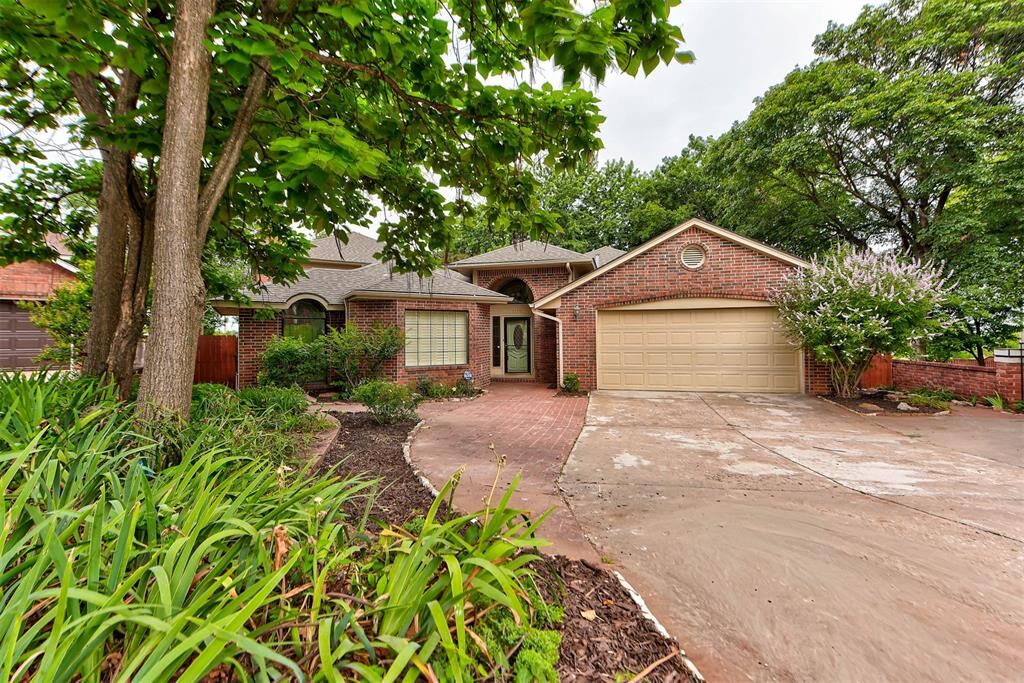 Property Photo: 1116 Fountain Gate Court OK 73072