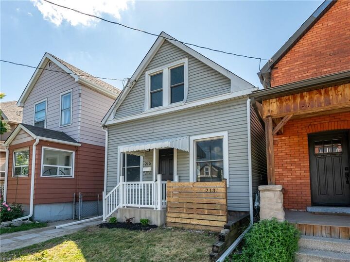 Property Photo:  213 Rosslyn Avenue N  ON L8L 7P8 