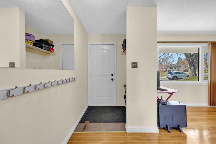 Property Photo: 5008 2 Street NW AB T2K 0Z3
