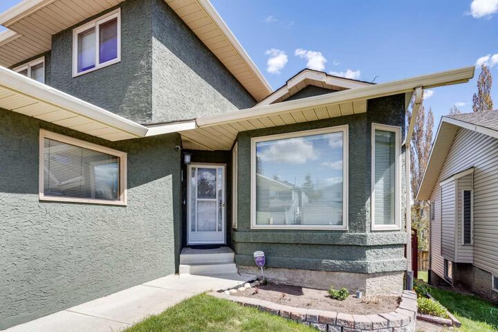 Property Photo: 20 Macewan Ridge View NW AB T3K 3W2