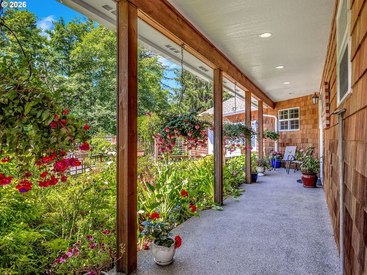 Property Photo: 952 SW Long Lake Dr OR 97146