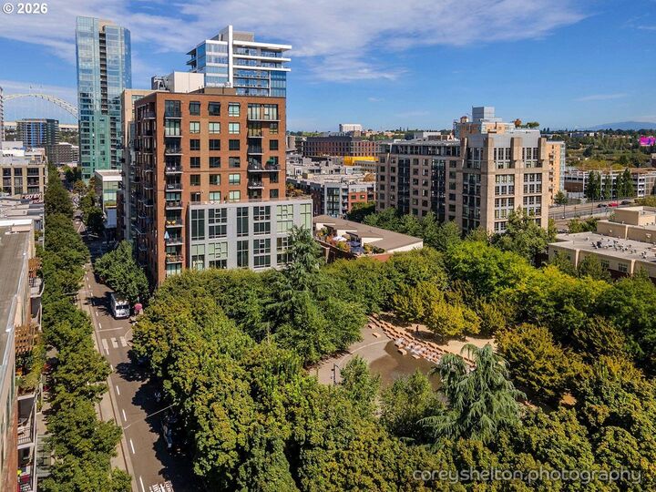 Property Photo:  922 NW 11th Ave 404  OR 97209 