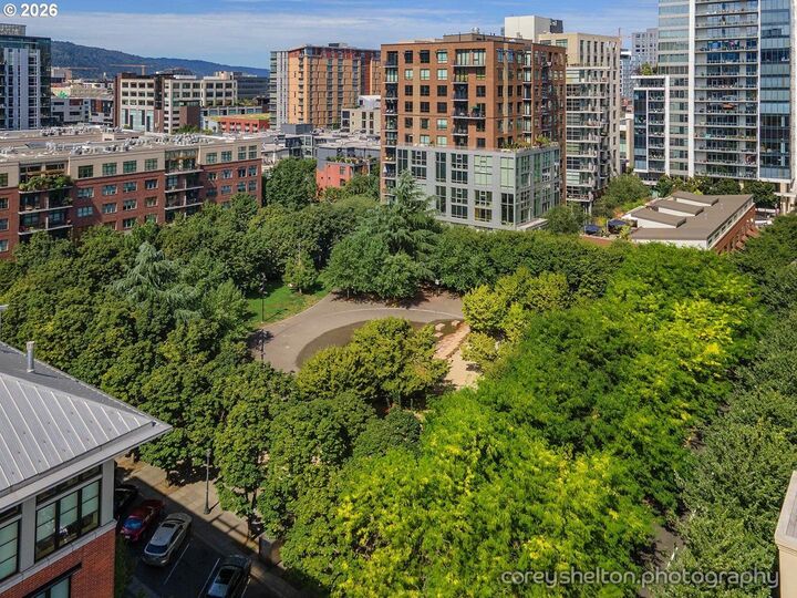 Property Photo: 922 NW 11th Ave 404 OR 97209