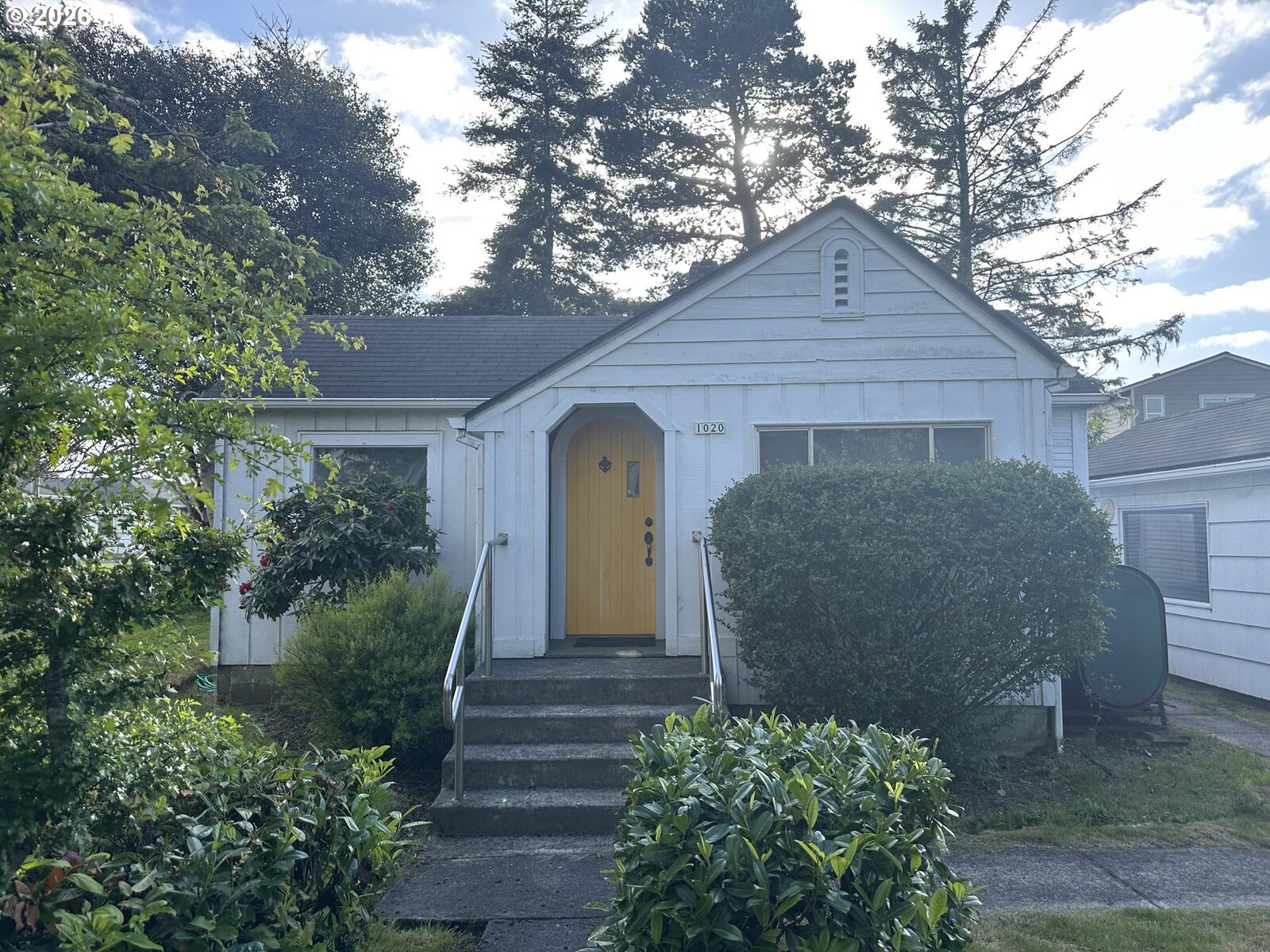 Property Photo: 1020 N Roosevelt Dr OR 97138