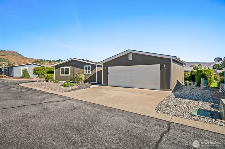 Property Photo: 1606 Twin Peaks Drive 50 WA 98801