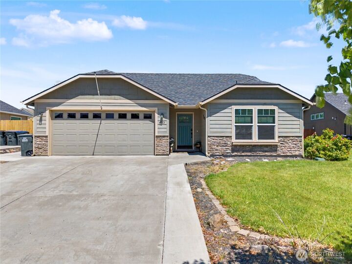 Property Photo: 433 S Trillium Way WA 98837