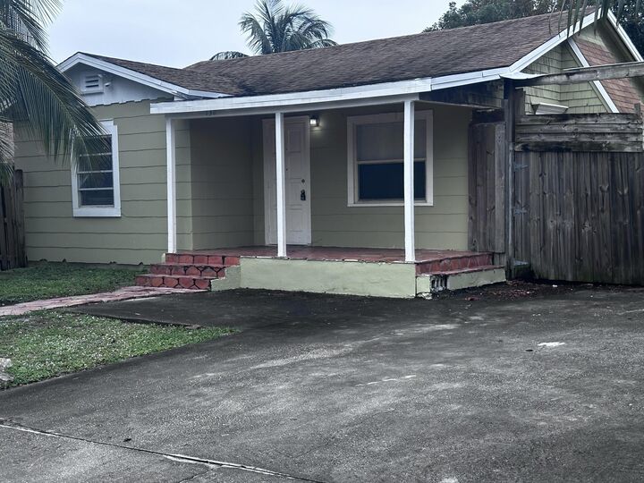 Property Photo: 130 NE 4th Avenue FL 33435