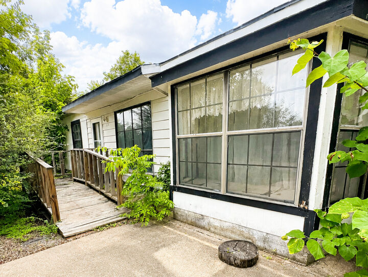 Property Photo: 114 E Stacie Rd TX 76548