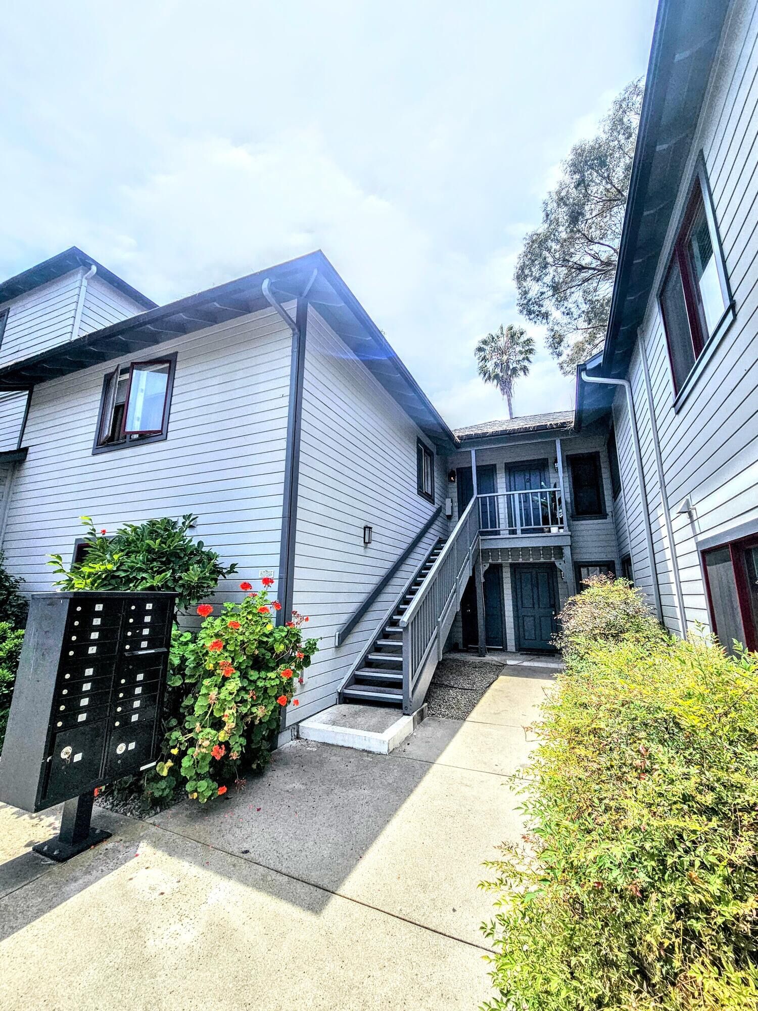 Property Photo: 521 W Montecito Street Apt 10 CA 93101
