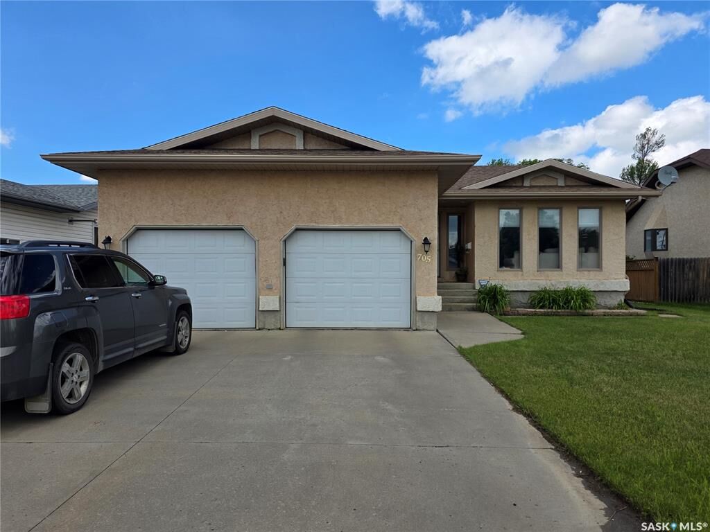 Property Photo: 705 Sun Valley Drive SK S4A 2R1