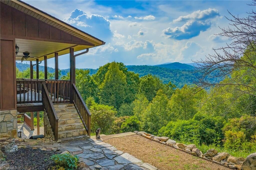 Property Photo: 605 Valley View Drive NC 28665