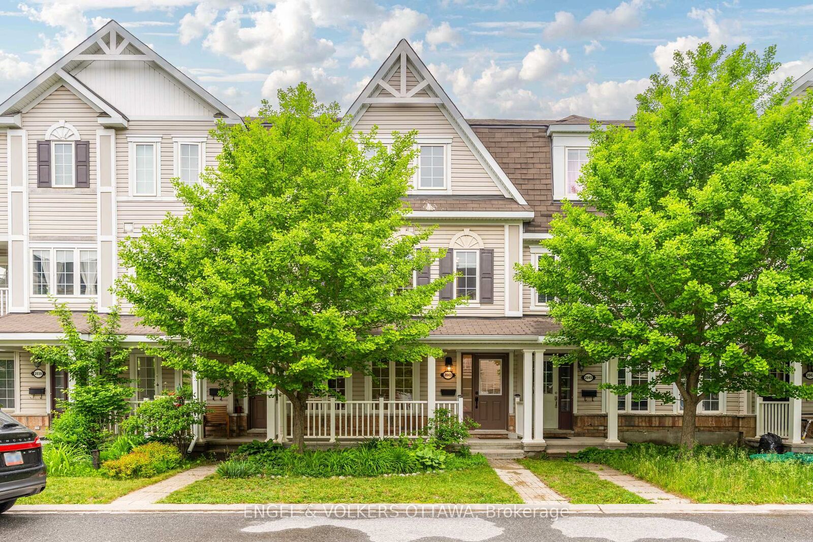 Property Photo: 2043 Madrid Avenue ON K2J 0K1