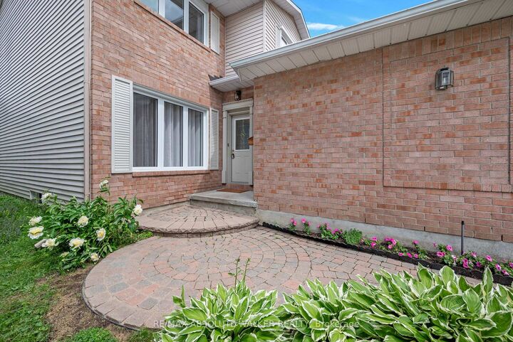 Property Photo:  14 Inwood Drive  ON K2M 1Z5 