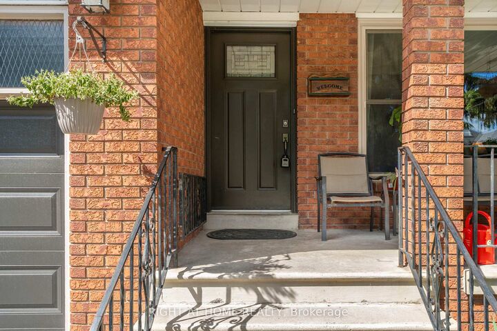 Property Photo: 33 Benson Avenue ON L5H 2P3
