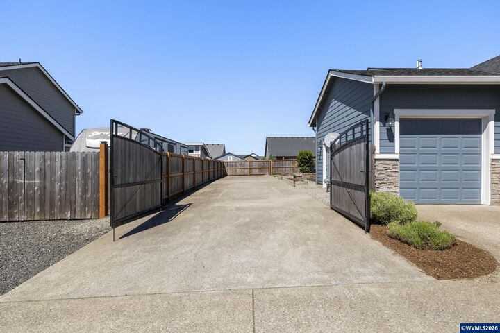 Property Photo: 405 NE Berry St OR 97385