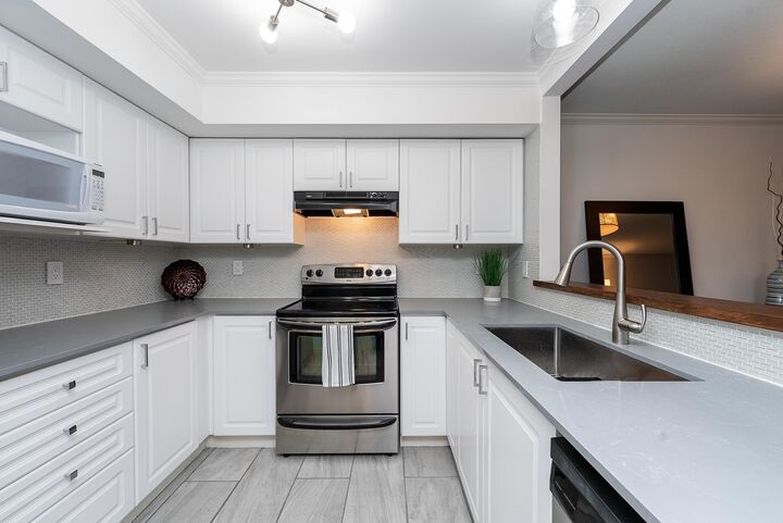 Property Photo:  2340 Hawthorne Avenue 305  BC V3C 1W9 
