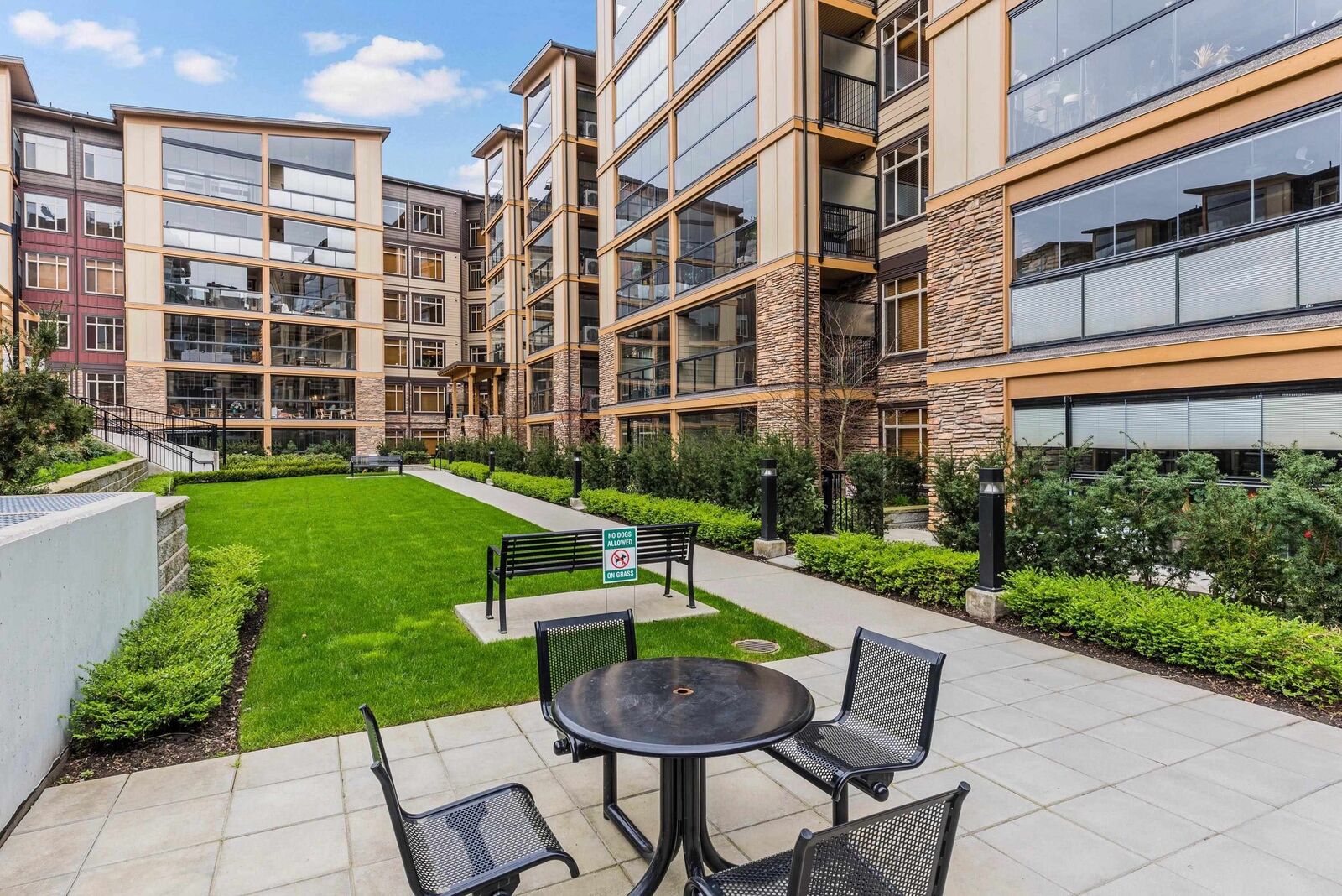 Property Photo: 32445 Simon Avenue 201 BC V2T 0G7